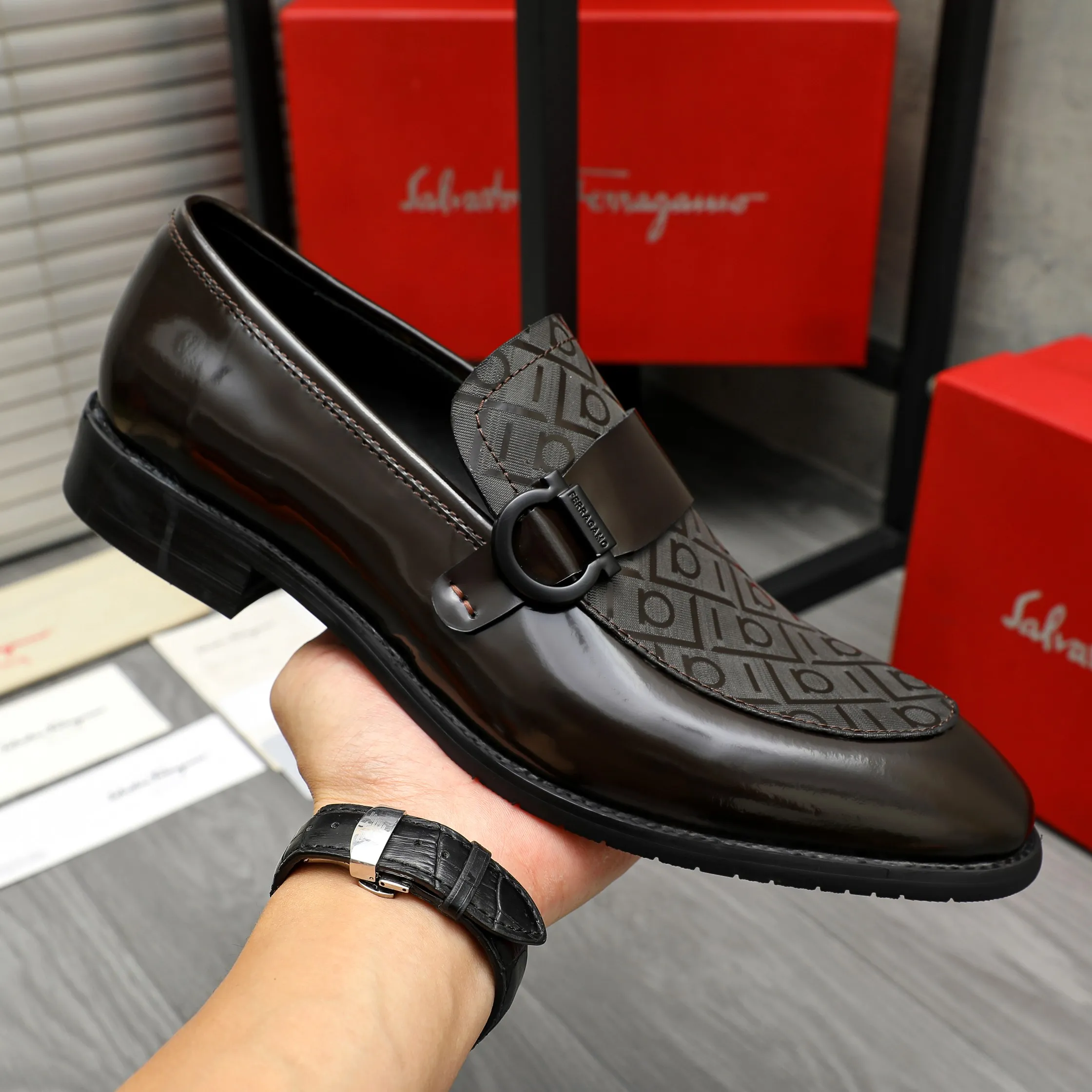 Men's men's shoes💰460 Product trademark: Ferragamo "Ferragamo" business slip-on leather shoes Regular size: 39-44 Product materials: Selected high-quality cowhide upper, cowhide lining, original outsole